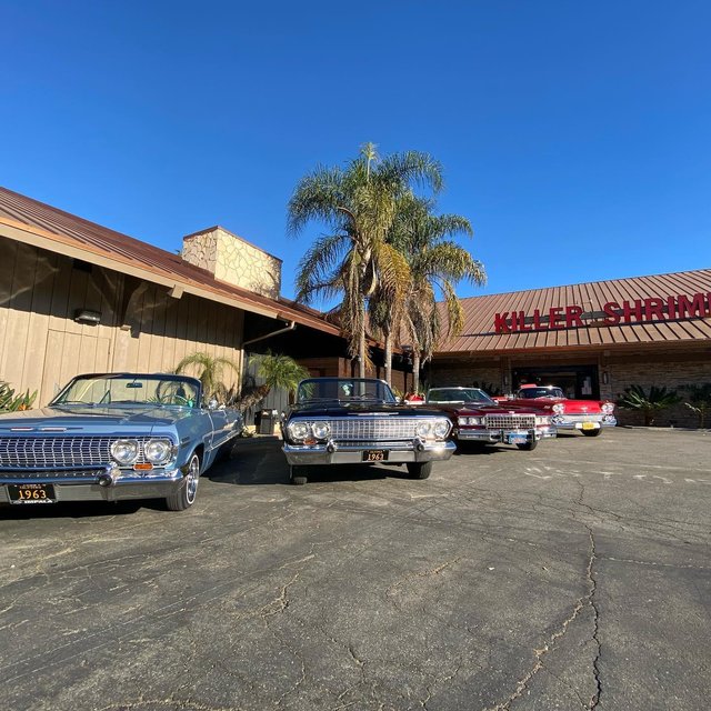 a group of cars parked in front of a building