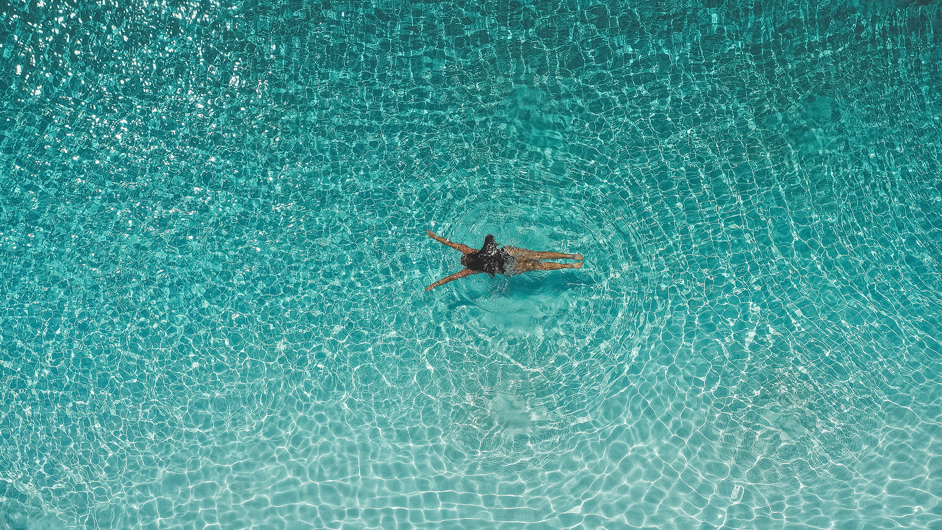 a person swimming in a pool