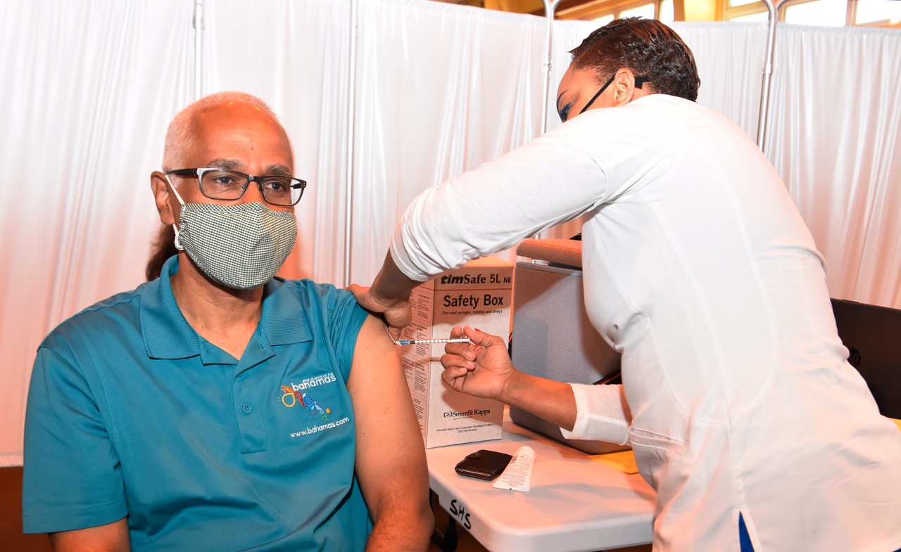 minister of tourism receiving vaccine