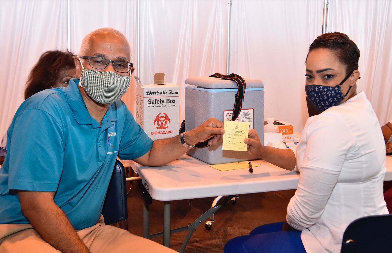 minister of tourism receives vaccine_2